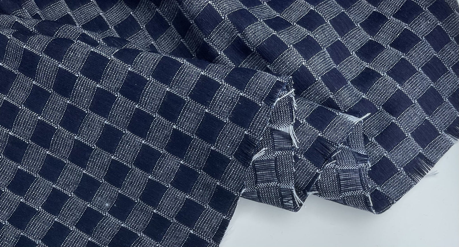 TISSU COTON DENIM JACQUARD FLEURS BLEU – VENTE AU MÈTRE (LAIZE 150 CM)